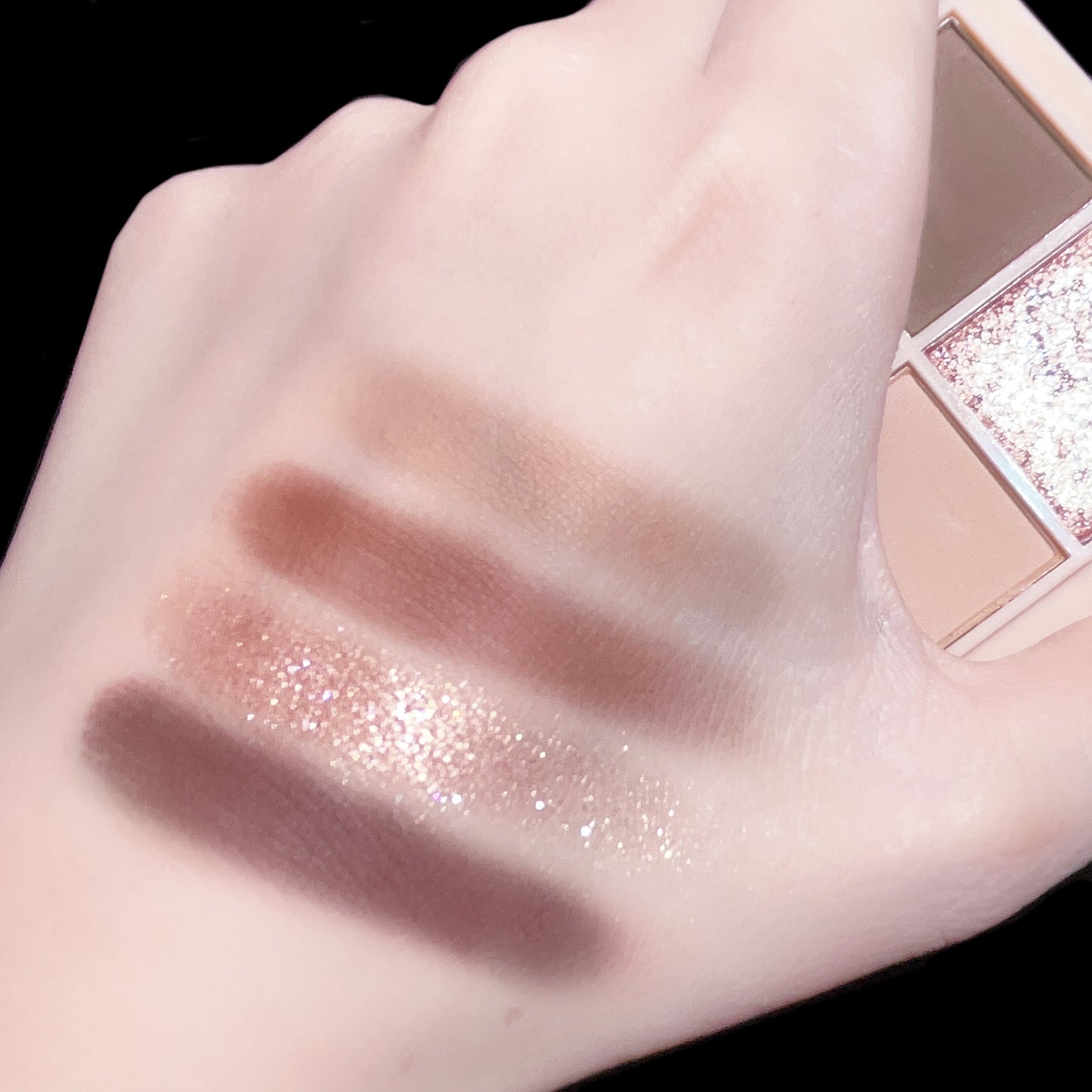 ✨ 4-Color Shimmer Eyeshadow Palette ✨
